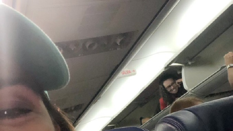 Azafata sorprendió a los pasajeros de un avión escondida en los compartimentos de equipaje