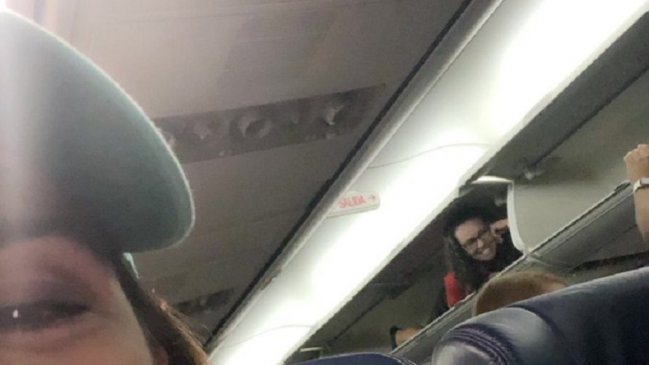 Azafata sorprendió a los pasajeros de un avión escondida en los compartimentos de equipaje