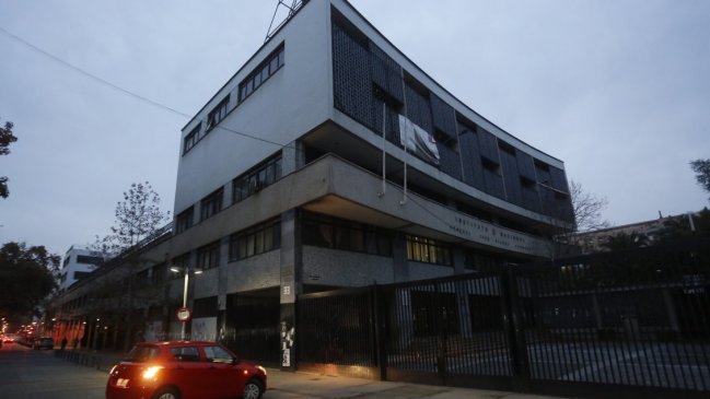 Apoderados del Instituto Nacional votan para evaluar tener un solo Centro de Padres