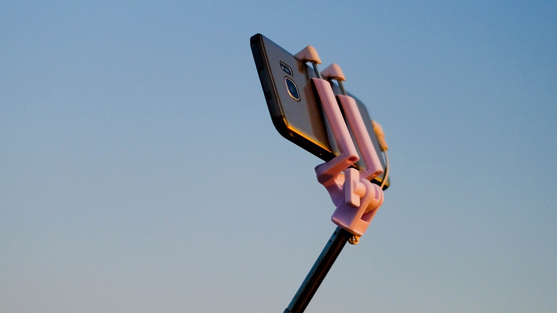 Una mamá se tomaba selfies mientras abusaba de su hijo y su pareja la descubrió