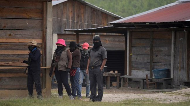 Un grupo de pobladores mantienen retenidos a cinco policías en México