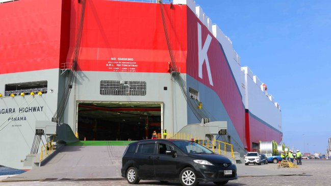 Buque Niagara Highway hace la mayor descarga de vehículos en Iquique