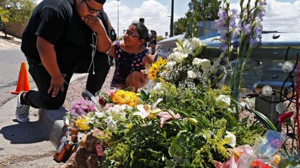  Personas expresan sus condolencias tras tiroteo masivo en Walmart de El Paso  
