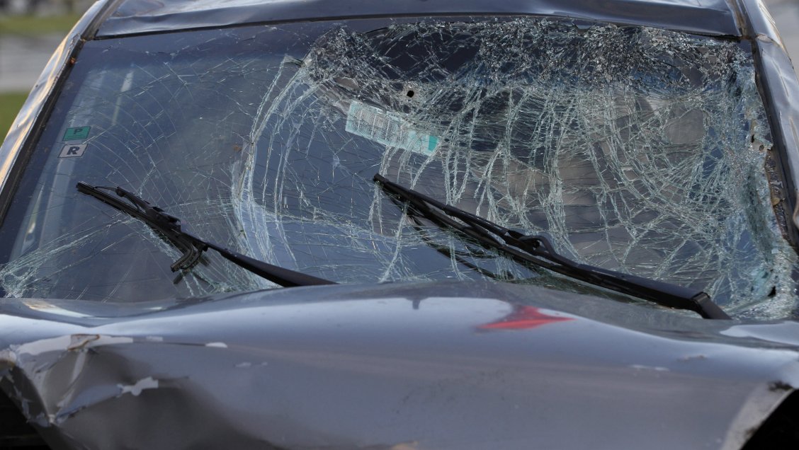 Hombre en estado de ebriedad chocó contra un árbol en la comuna de El Bosque