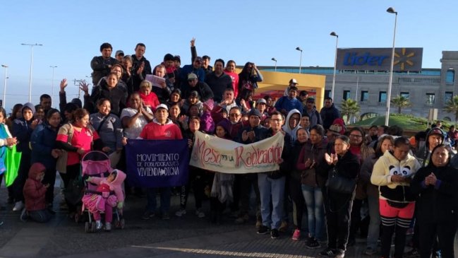 Vecinos del macrocampamento Los Arenales se manifestaron frente al municipio de Antofagasta