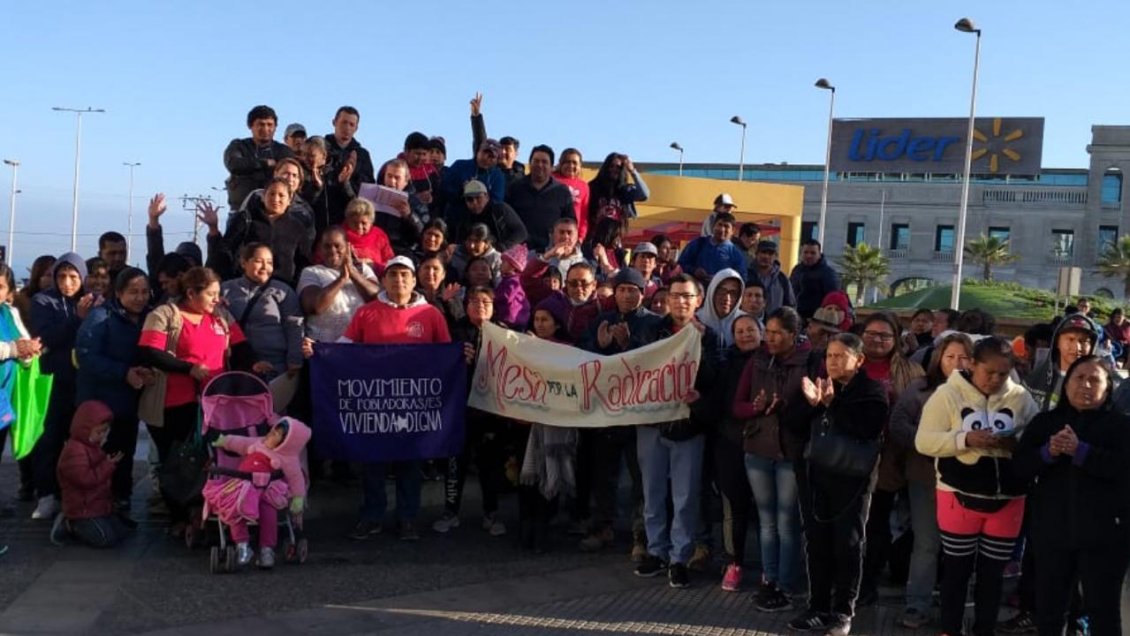 Vecinos del macrocampamento Los Arenales se manifestaron frente al municipio de Antofagasta