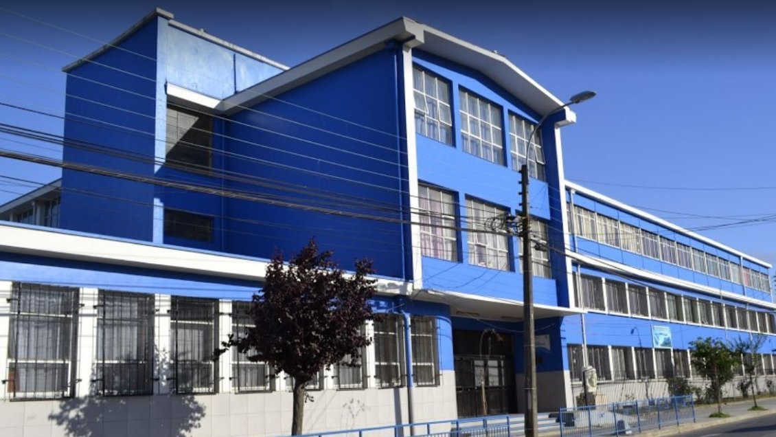 Carabineros resguarda ingreso y salida de alumnos en liceo de Tomé tras casos de violencia