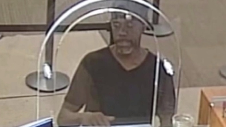 Ladrón intentó robar un banco, pero le entregó a la cajera su nombre y dirección