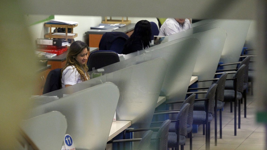 Encuesta: A la mitad de los chilenos no le interesa estrechar relaciones en el trabajo