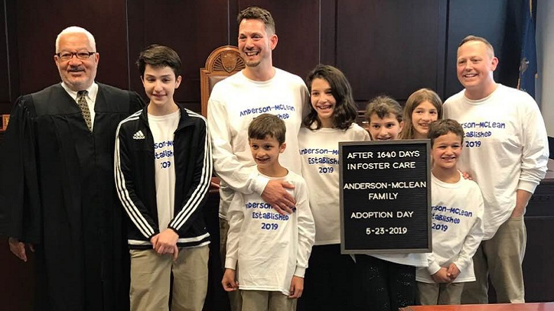 Pareja gay adoptó a seis hermanos que esperaron por años una familia