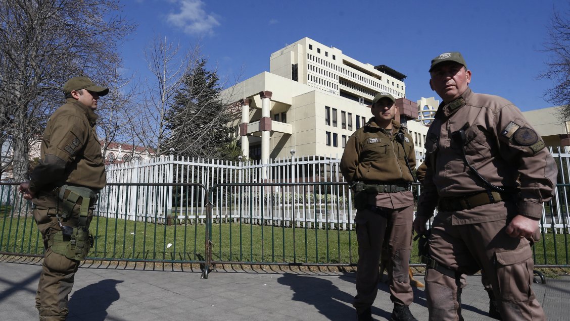 Carabineros investiga explosión de bomba de ruido en cercanías del Congreso