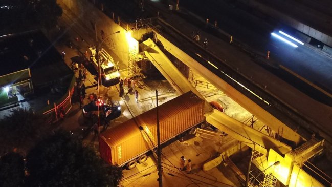 Parte de viaducto se desplomó sobre camión y murieron sus dos ocupantes en Río de Janeiro