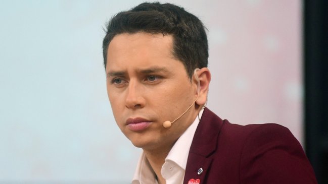 Karol Lucero anuncia libro 