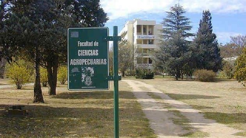 Policía violó a una joven tras descubrirla teniendo sexo con su pareja