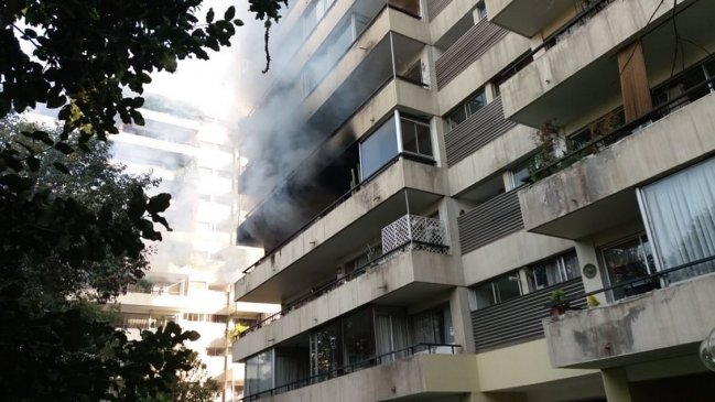 Incendio afecta a departamento de Las Condes