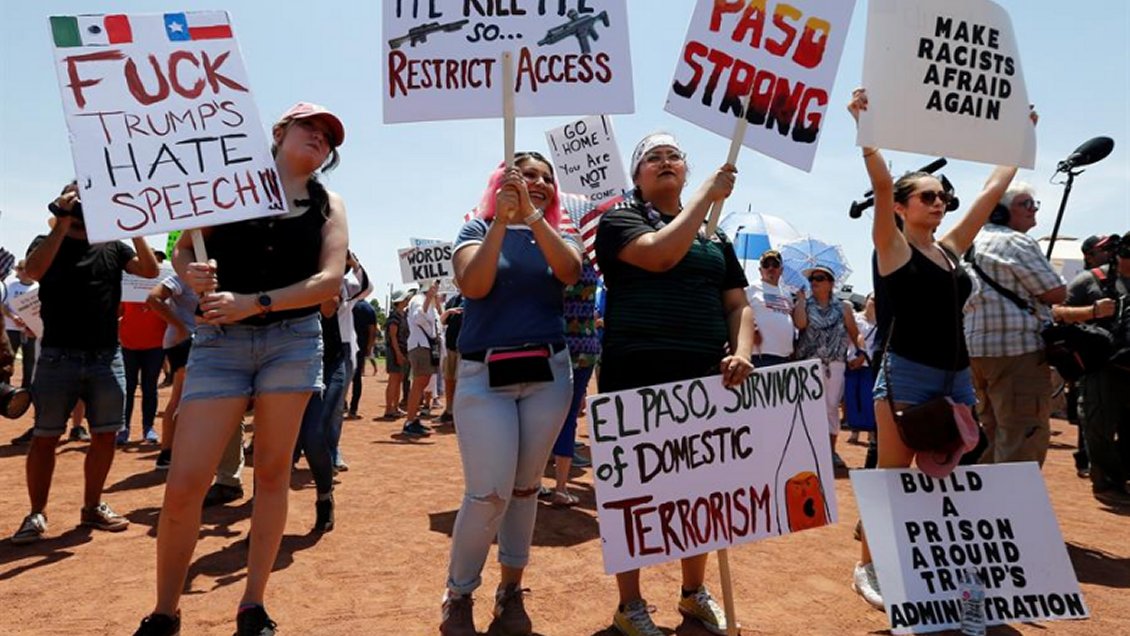 A una semana de la masacre en El Paso, latinos protestan contra el odio y el racismo