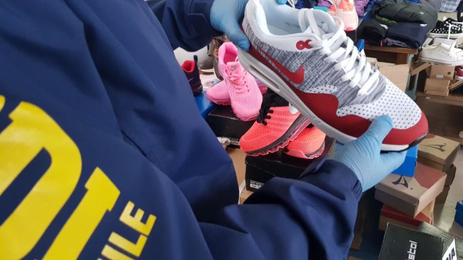 PDI descubrió millonario contrabando de ropa falsificada en feria libre de Talcahuano
