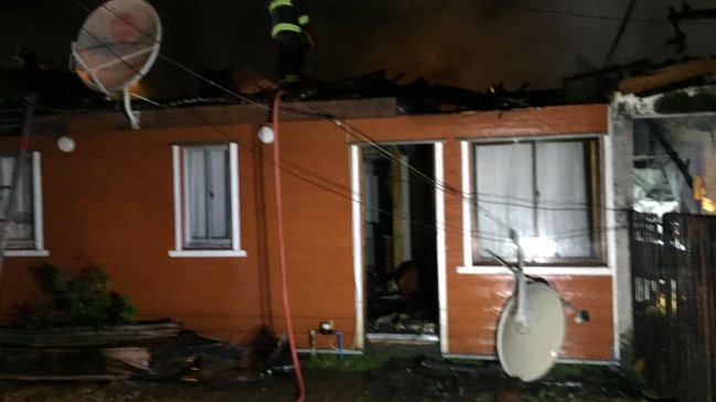 Incendio arrasó con tres viviendas en Temuco