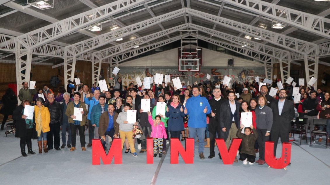 Dos décadas esperaron vecinos de Puerto Cisnes para recibir sus viviendas