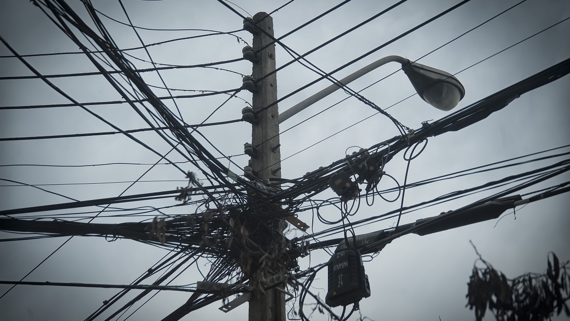 Piñera promulgó ley que obliga a empresas a retirar cables en desuso