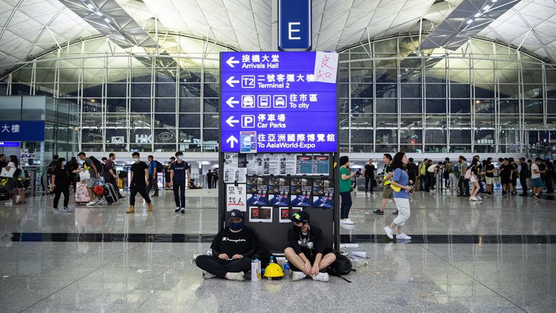 Hong Kong amaneció con más de 300 vuelos cancelados