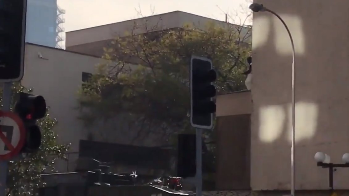 Encapuchados lanzan objetos incendiarios desde el Instituto Nacional