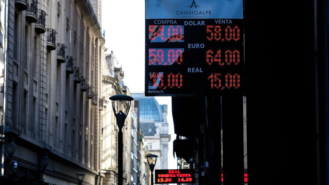 El peso argentino sigue su devaluación y el riesgo país alcanza cifra récord