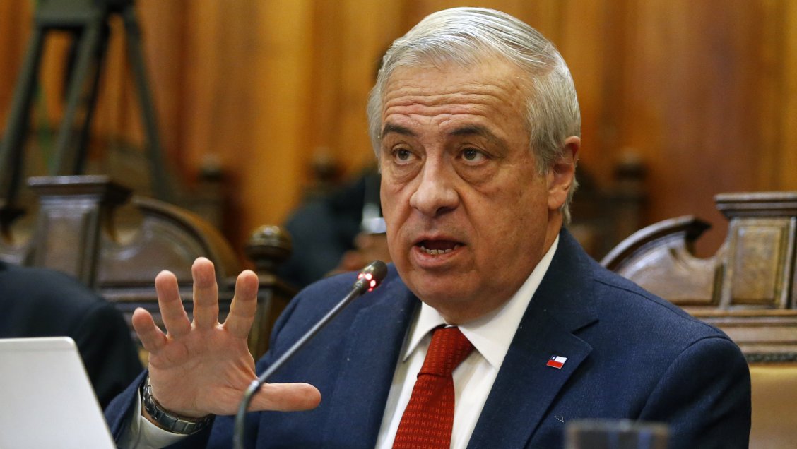 Proveedores de la salud se querellan contra ministro Mañalich tras acusar colusión