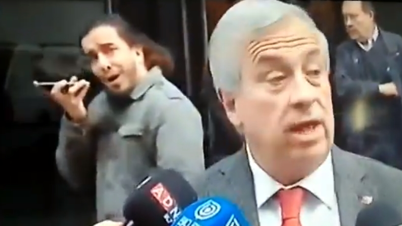 Sujeto robó pantalla con sus divertidas muecas en vivo