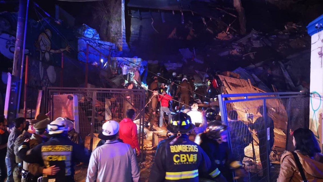Al menos cuatro fallecidos por derrumbe de vivienda en Valparaíso