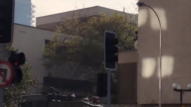 Encapuchados lanzan objetos incendiarios desde el Instituto Nacional