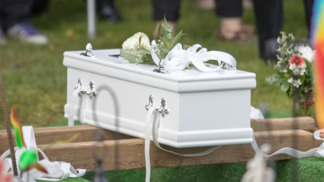 Padre abrió el ataúd de su hijo fallecido y sólo encontró basura