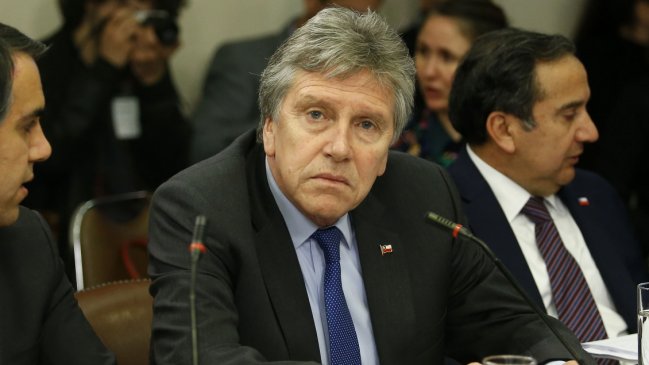 Ministro Espina comparece ante diputados por presunto espionaje del Ejército