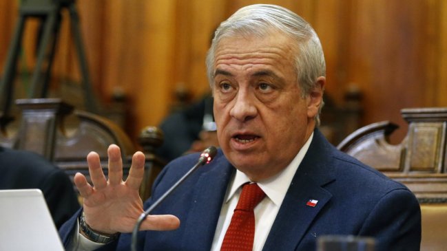 Proveedores de la salud se querellan contra ministro Mañalich tras acusar colusión
