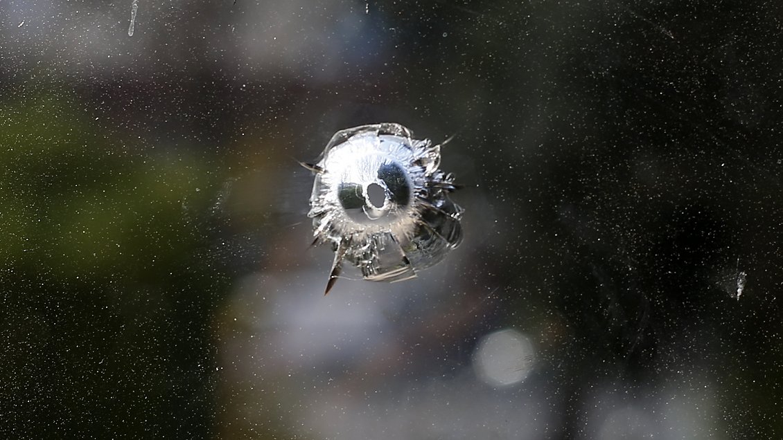 Proyectil indeterminado rompió un ventanal del Congreso