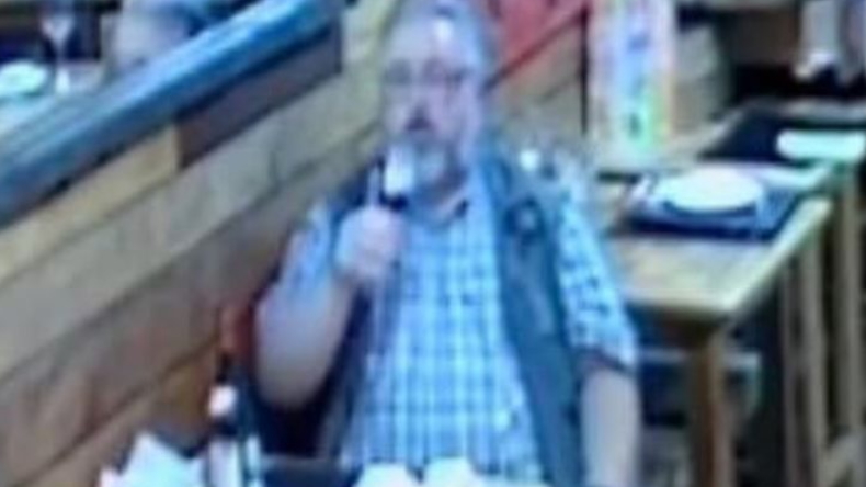 Revelan la técnica del turista alemán que comía y no pagaba en Pucón