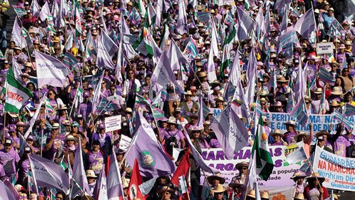 Miles de mujeres colapsaron calles de Brasilia en protesta contra Bolsonaro