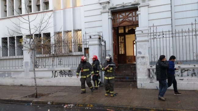 Dos detenidos tras incidentes que generaron amago de incendio en el Liceo de Aplicación