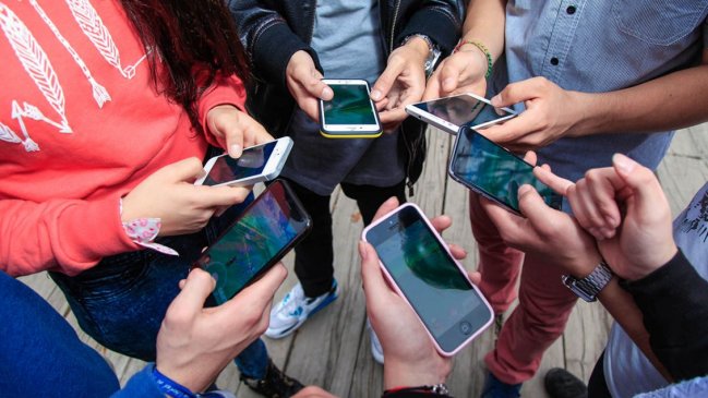 El 71% de los padres chilenos no sabe qué ven sus hijos adolescentes en el teléfono