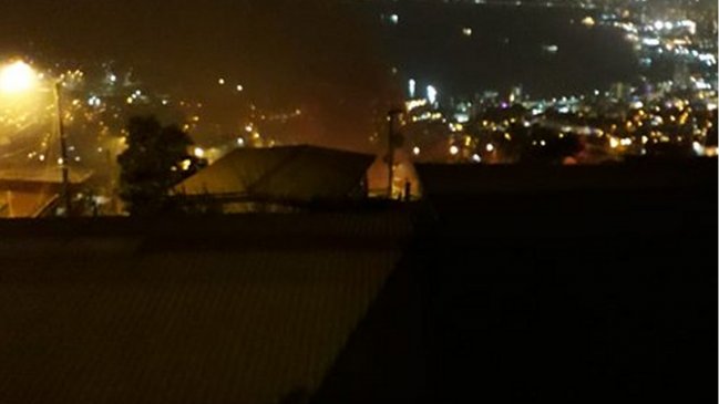 Un muerto y dos viviendas destruidas dejó incendio en Valparaíso