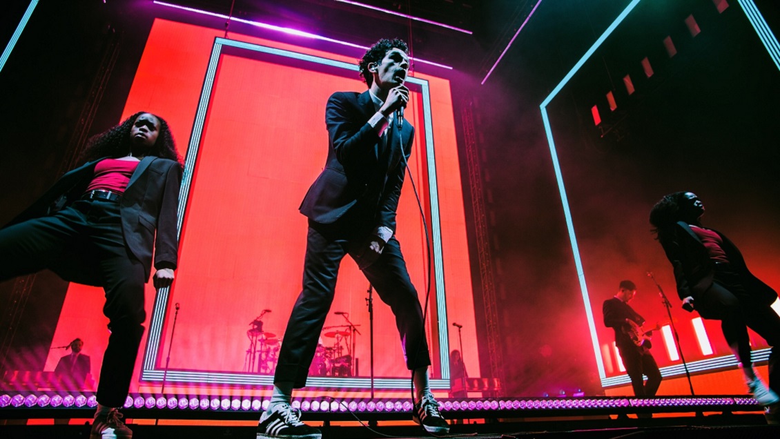 Líder de The 1975 desafía a la ley anti-LGBTQ y besa a fanático en Dubai