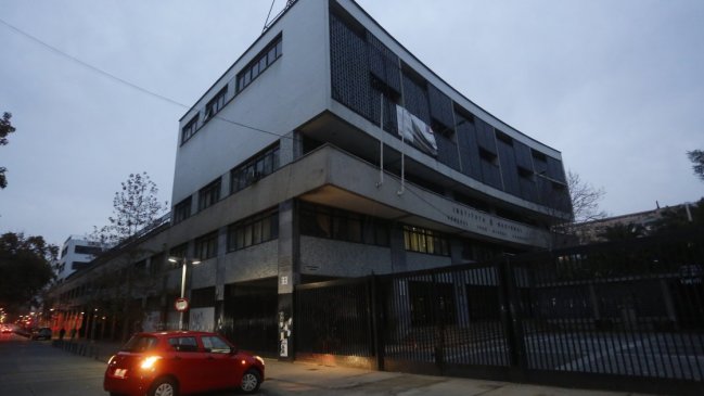 Alumnos y apoderados deberán mostrar carnet de identidad para ingresar al Instituto Nacional