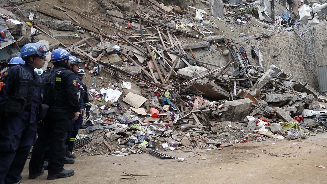Valparaíso: Buscan a una posible víctima entre los escombros tras derrumbe