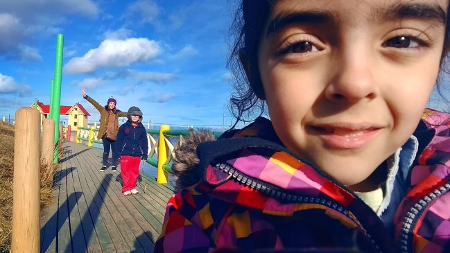 Abren concurso de selfies a niños en Punta Arenas: Menores deberán retratarse jugando