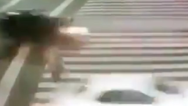 [Video] Mujer cruzó mal la calle y fue atropellada por motocicleta en ...