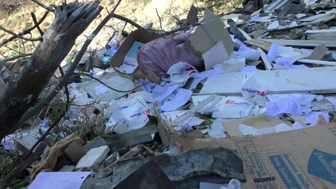 Multan a Farmacias Ahumada por basura arrojada en sitio eriazo de Coyhaique