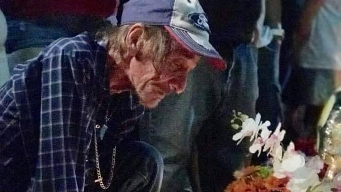 No lo dejaron solo: Cientos acompañaron a viudo de El Paso en el funeral de su mujer