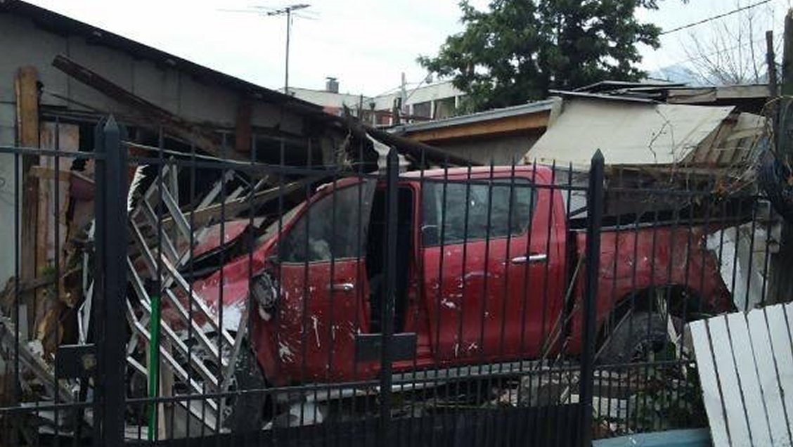 Una camioneta colisionó contra dos viviendas en Peñalolén
