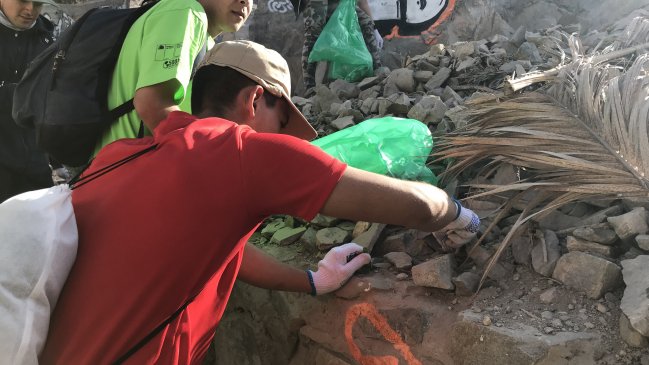 Jóvenes retiran más de 200 kilos de basura en cerro de Copiapó