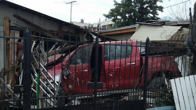 Una camioneta colisionó contra dos viviendas en Peñalolén